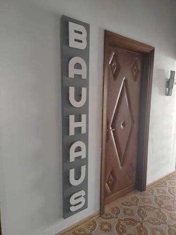BAUHAUS replica naambord schaal 1:3 - Reclamebord - Hout,