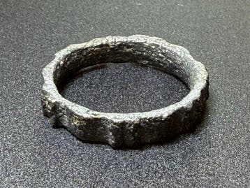 Oud-Romeins Brons Zeldzame ring met een specifieke getande