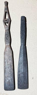 Twee uitzonderlijke roerlepels uit Yapen en Sentani - lepel