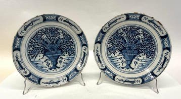 Paar Delftse blauw-witte faience borden met bloemvaasdecor –