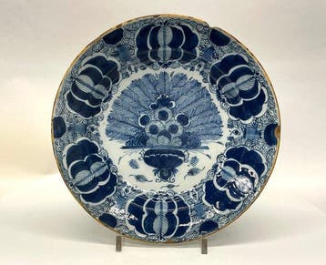 Groot Delfts blauw schotelbord Pauwenstaart – 18e eeuw De