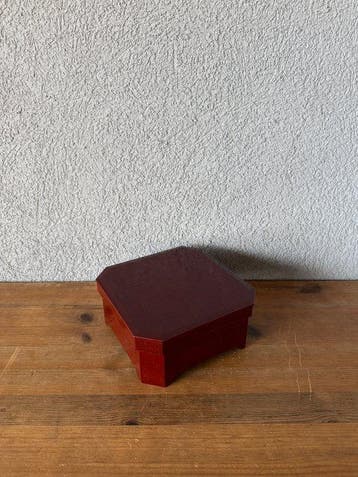 - Doos - Japanse rode en zwarte gelakte doos met, Antiek en Kunst