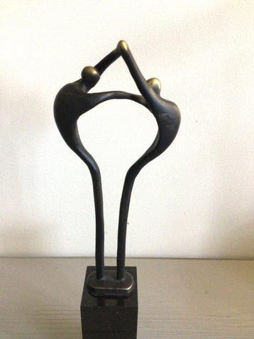 Corry Ammerlaan - sculptuur, “ Van mens tot mens “ - 23 cm -