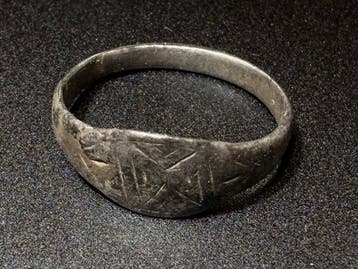 Viking periode Zilver Zeldzame ring, gesigneerd met de