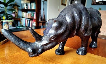 Antieke neushoorn in leder. (Zonder minimumprijs)