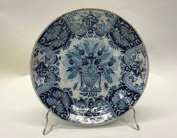 Delfts blauw bord met bloemenvaas en lambrequinrand – 18e, Antiek en Kunst