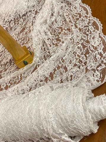 san Leucio - Elegante bloemkant in wit met parelmoerglans. -