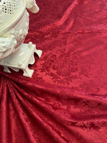 san Leucio - Groot en kostbaar damastrood kersttafelkleed. -