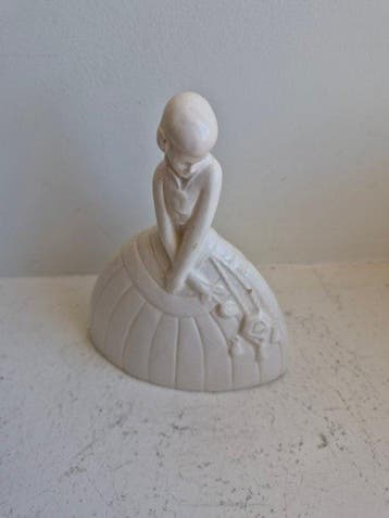 Goebel - Beeldje, La jeune fille assise - 15 cm - Aardewerk