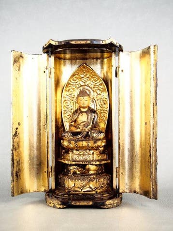 Standing statue of Amida Buddha in a shrine - Beeld Hout -