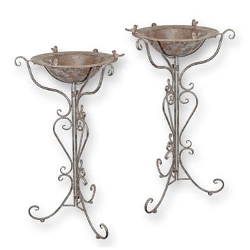 A PAIR OF IRON BIRD BATHS (Beeldjes - Decoratie, Interieur), Verzenden, Nieuw