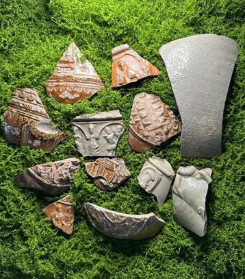 Middeleeuws Steengoedfragmenten van Europees aardewerk