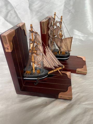 Maritieme objecten - Boeksteun met galjoen op hout en brons