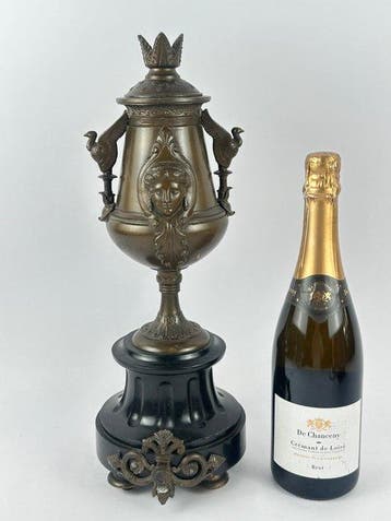 Decoratief ornament - Frankrijk - Een grote bronzen urn met, Antiek en Kunst