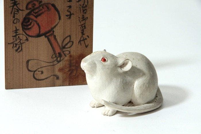 White Rat Sculpture by Tanaka Mondo (), Original Box and, Antiek en Kunst, Antiek | Overige Antiek