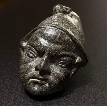 Oud-Romeins Bronzen beeldkop van een jonge man, met een hoed
