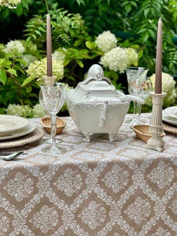 **Tafelkleed met dessin in beige en wit voor grote tafels. -