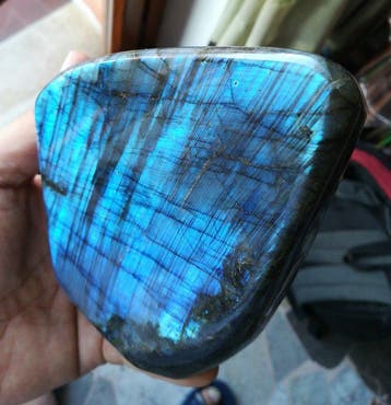 Blauwe Labradoriet met irisatie Gepolijste - Hoogte: 16 cm -