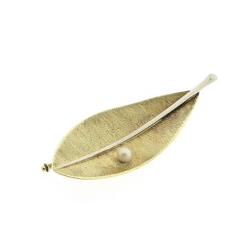 Bicolor gouden broche van een blad met parel, Gebruikt, Ophalen of Verzenden, Met edelsteen, Goud
