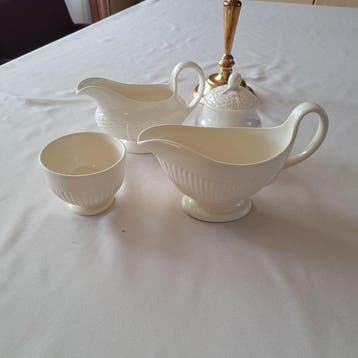 Schotel (4) - Beenderporselein - Wedgwood schaaltjes
