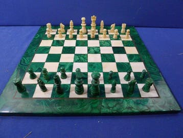 Jeu déchecs en malachite et marbre blanc avec échiquier