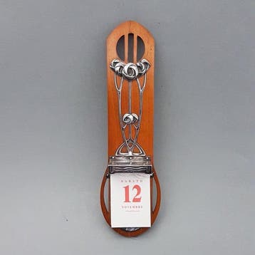 sculptuur, Kalender met zilveren ornamenten. - 21.5 cm -