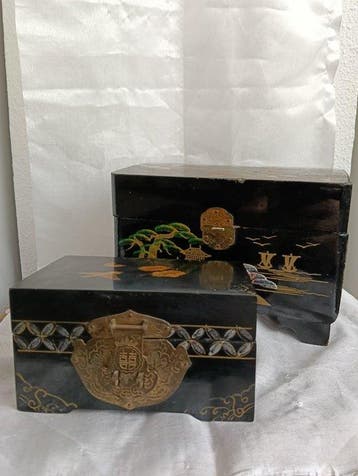 Lot van 2 Oosterse Vintage juwelendozen - TOYO-speeldoos met