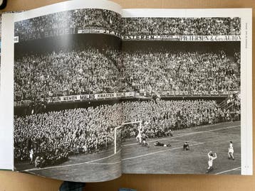 De Kuip 75 - Historie op het Heilige Gras - in nieuwstaat, Verzenden, Zo goed als nieuw, Balsport