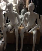 Witte zittende dame