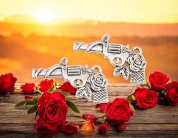 4 x Metalen bedel van een pistool met een roos, antiek zi..., Ophalen of Verzenden, Nieuw, Bedel