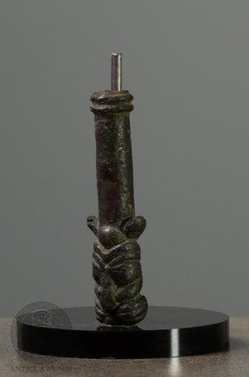 West-Aziatisch Brons Tubular Idol met gestileerde dierkoppen