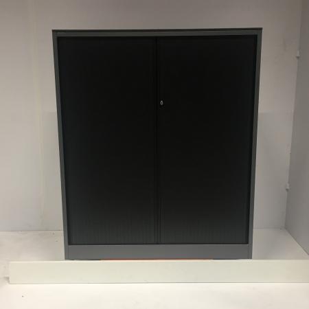 (MDK-106130) Ahrend roldeurkast kleur antraciet 142 cm hoog, Huis en Inrichting, Kasten | Roldeurkasten en Archiefkasten, Gebruikt
