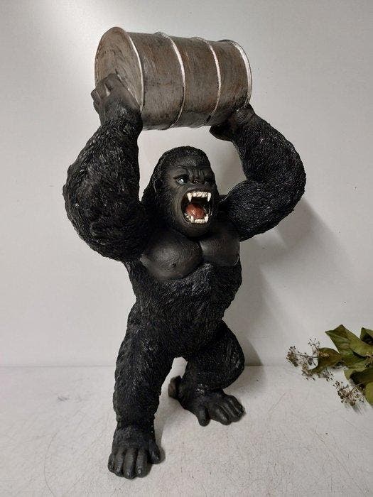 Beeld, 57 cm high strong gorilla with barrel - 57 cm -, Antiek en Kunst, Kunst | Designobjecten