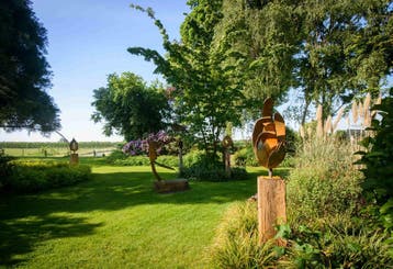 IJzeren tuinbeeld op hardhouten sokkel, Nieuw, Metaal, Abstract beeld
