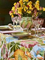 Exclusief tafelkleed met tuinbloemenprint voor brede tafels.