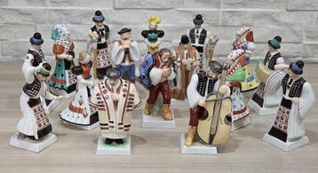 Herend - sculptuur, Collection of 16 Hungarian Folk