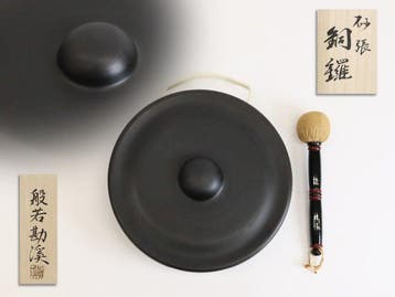 Boeddhistische objecten - Sahari bronzen gong met slagstok
