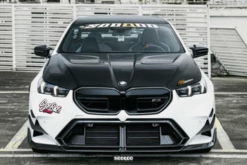 Dit betreft een BMW G90 G99 M5 carbon SQ Motorkap, Verzenden