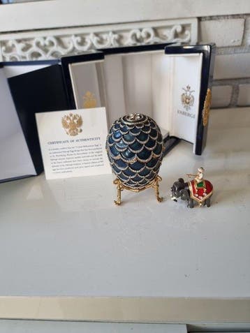 Fabergé ei - Ei « Blue Imperial Pine Cone Egg » met meer dan