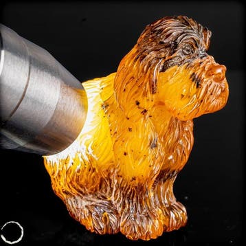 Baltische barnsteenhond – Een liefdevol uitgehouwen