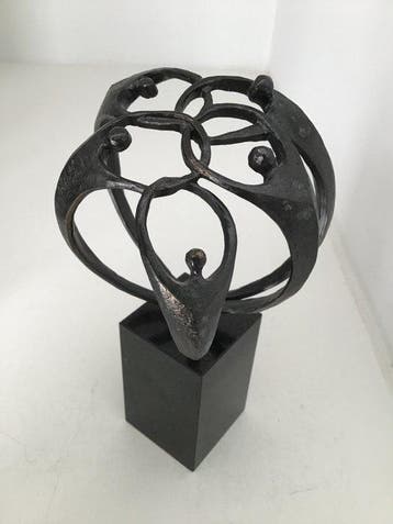 Corry Ammerlaan - sculptuur, “ Samen de handen ineen “ - 19