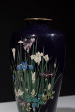 Vaas - Emaille, Een elegante cloisonné-vaas die een