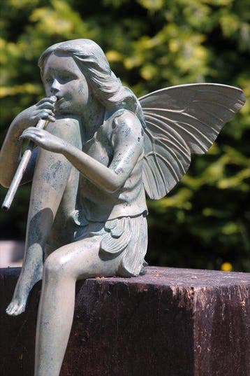 Figuur - bronzen fee met fluit voor huis of tuin - brons