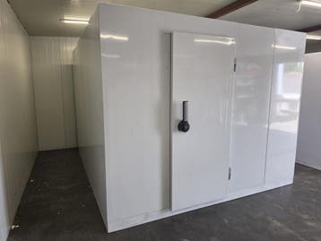 Vriescel 270 x 300 x 220 cm stekker klaar Licht beschadigd, Nieuw in verpakking, Koelen en Vriezen