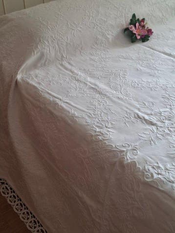 Witte, prachtige sprei uit de uitzet met een verfijnd