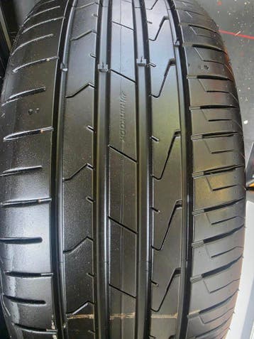 215/55r17 94V Hankook 2 stuks dot23 6.8mm, Auto-onderdelen, Banden en Velgen, Ophalen, 215 mm, Nieuw, 17 inch