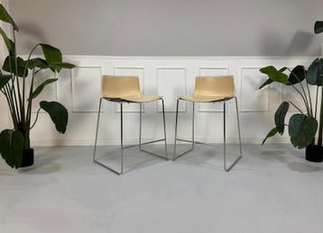 2x Arper Catifa Barkruk Stoel Leder Low Back Beige 76 cm Zit, Ophalen of Verzenden, Zo goed als nieuw, Leer