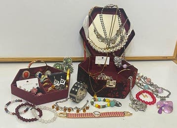 Themacollectie - Een grote collectie sieraden in een