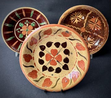Schotel (3) - Drie geglazuurde terracotta borden, Multan,