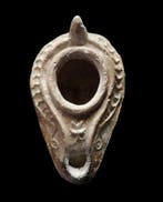 Laat-Romeins / Vroeg-Byzantijns Olielamp met reliëfdecor en